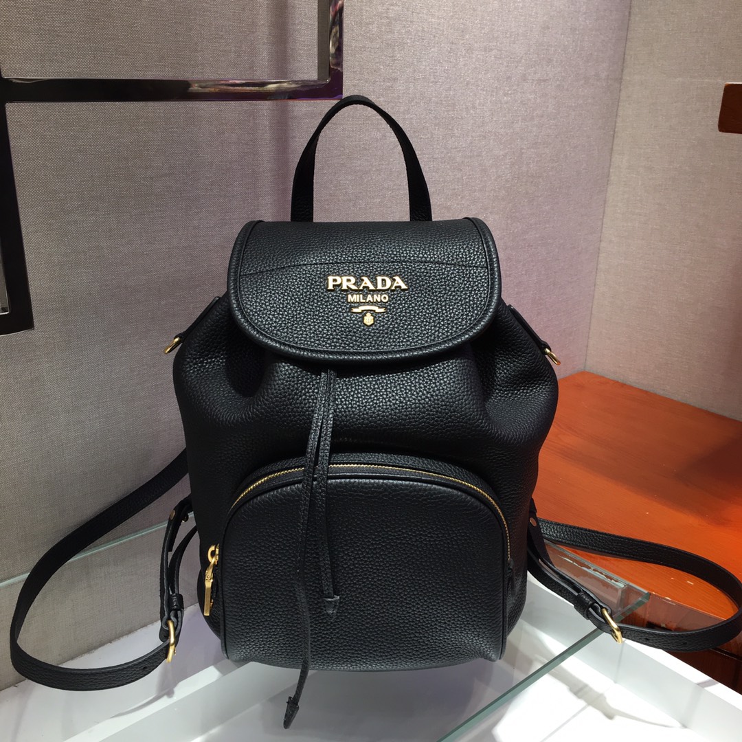 Prada_Backpa
